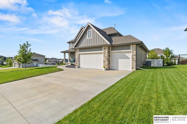 10232 Cove Hollow Drive, Papillion, NE 68046