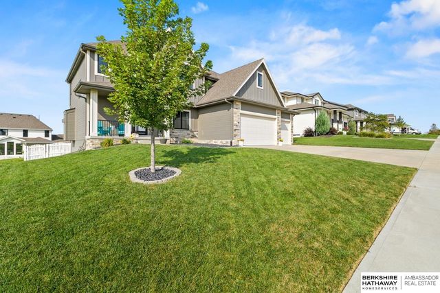 10232 Cove Hollow Drive, Papillion, NE 68046