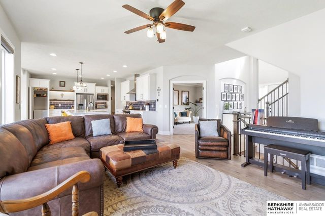 10232 Cove Hollow Drive, Papillion, NE 68046