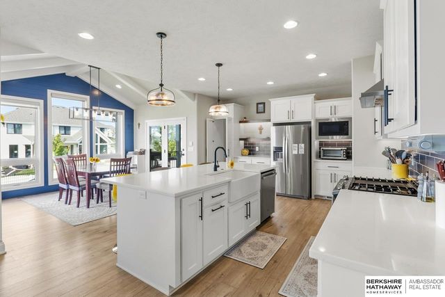10232 Cove Hollow Drive, Papillion, NE 68046