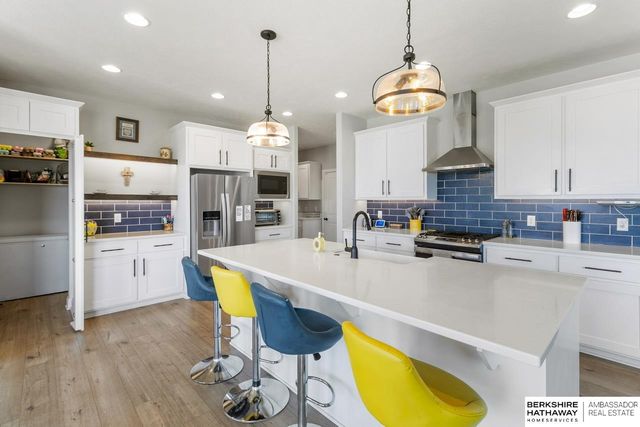 10232 Cove Hollow Drive, Papillion, NE 68046