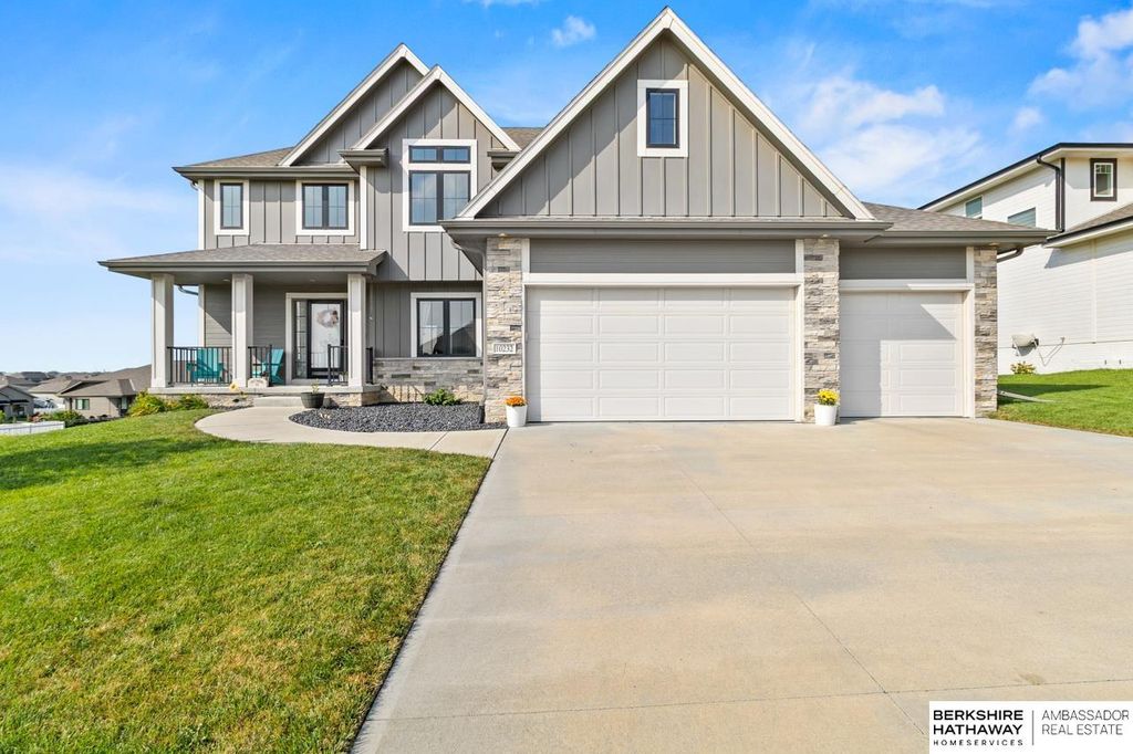 10232 Cove Hollow Drive, Papillion, NE 68046