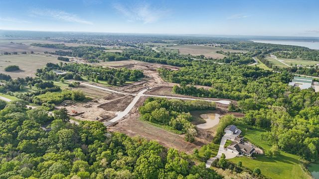 10 E Red Cedar Drive, Des Moines, IA 50226