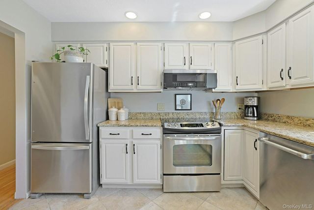 12 Greenwood Lane, Valhalla, NY 10595