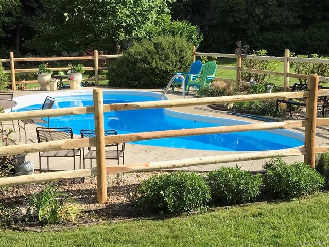 12 Greenwood Lane, Valhalla, NY 10595