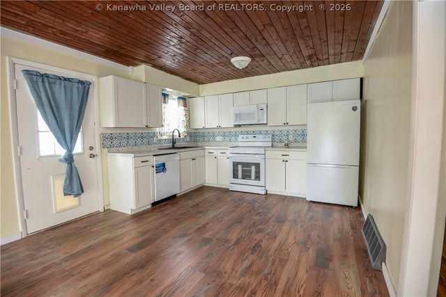 1004 Ellis Road, St Albans, WV 25177