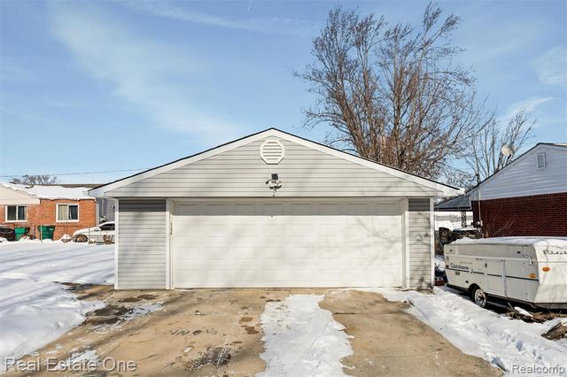 9535 Chamberlain Street, Romulus, MI 48174