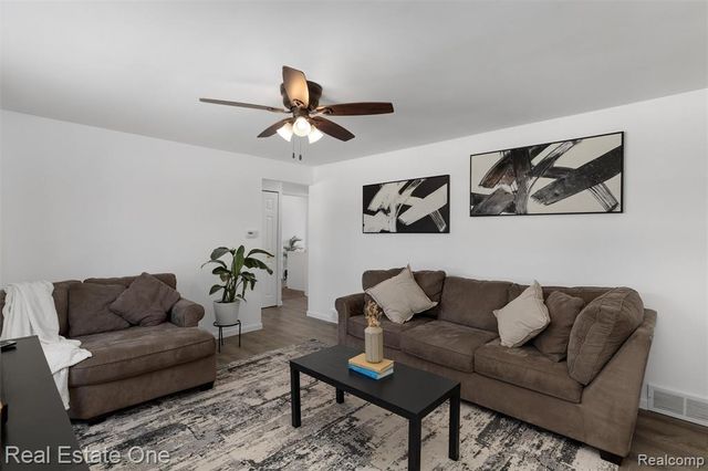 9535 Chamberlain Street, Romulus, MI 48174