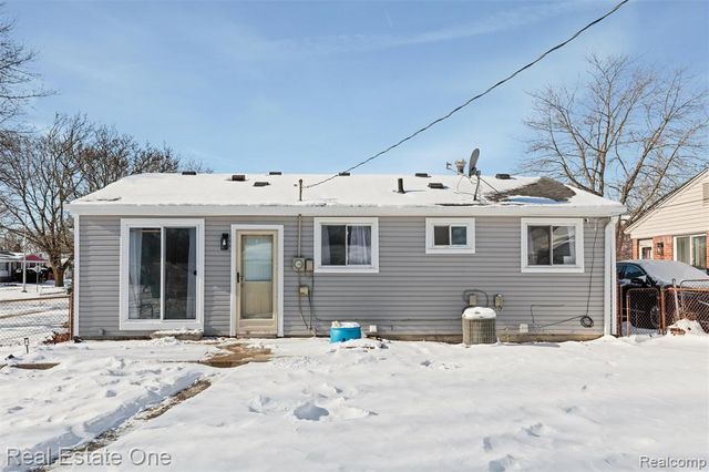 9535 Chamberlain Street, Romulus, MI 48174