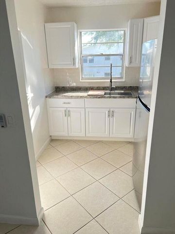 162 Camden G, West Palm Beach, FL 33417