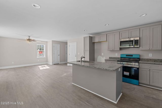 1010 W Saunders Avenue, Aberdeen, NC 28315