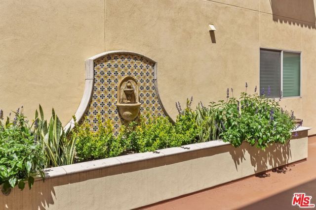 5037 Rosewood Avenue 101, Los Angeles, CA 90004