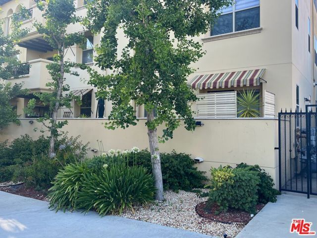 5037 Rosewood Avenue 101, Los Angeles, CA 90004