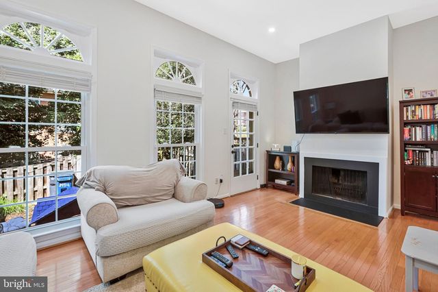 2434 WINDBREAK DR, Alexandria, VA 22306
