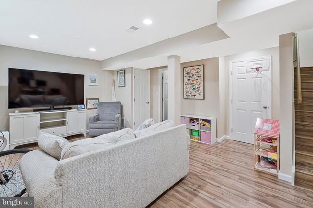2434 WINDBREAK DR, Alexandria, VA 22306
