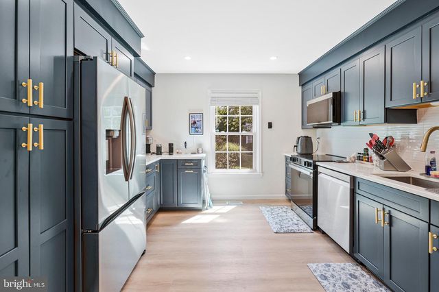 2434 WINDBREAK DR, Alexandria, VA 22306
