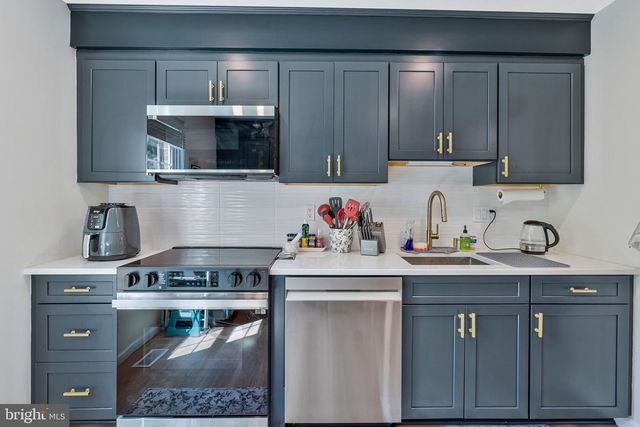 2434 WINDBREAK DR, Alexandria, VA 22306