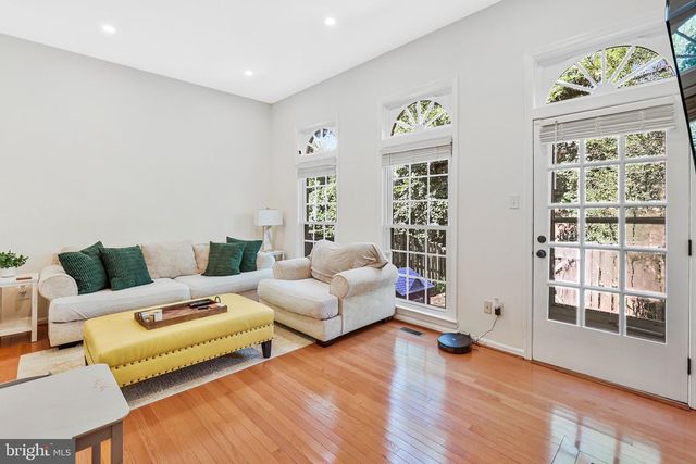 2434 WINDBREAK DR, Alexandria, VA 22306