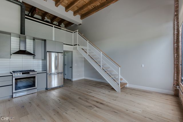 729 N Sangamon Street 302, Chicago, IL 60642