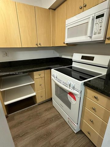 4717 NW 7th St 402-10, Miami, FL 33126