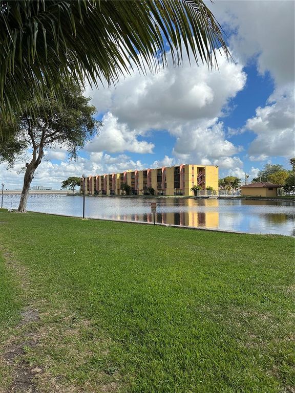 4717 NW 7th St 402-10, Miami, FL 33126