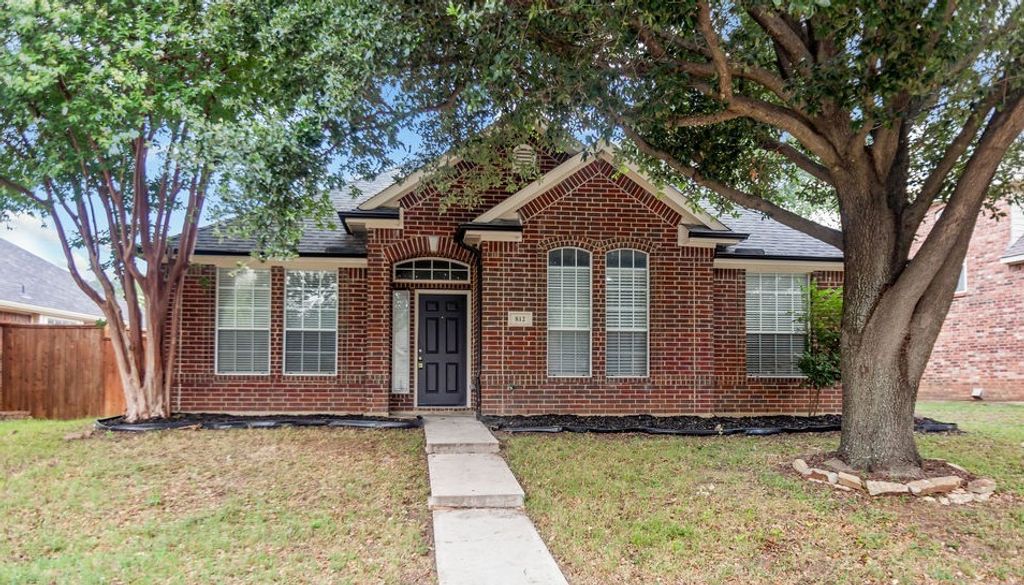 812 Pinnacle Circle, Lewisville, TX 75077