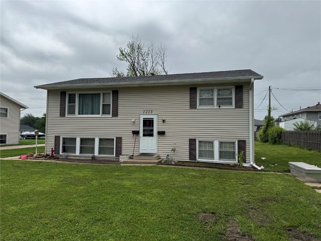 1213 Bowler Street, Hiawatha, IA 52233