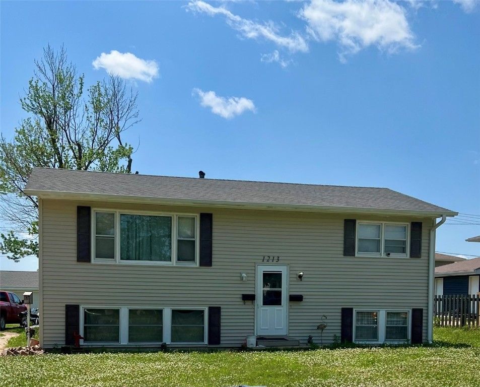 1213 Bowler Street, Hiawatha, IA 52233