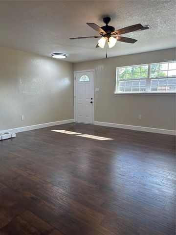 608 County Road 157, Alvin, TX 77511