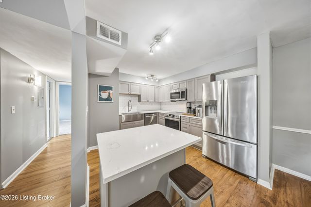 308 Chanel Ct APT 6, Louisville, KY 40218