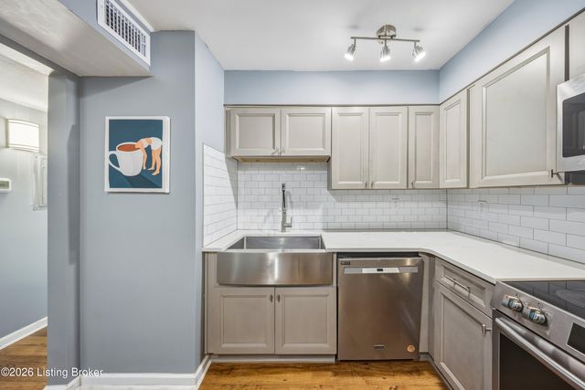 308 Chanel Ct APT 6, Louisville, KY 40218
