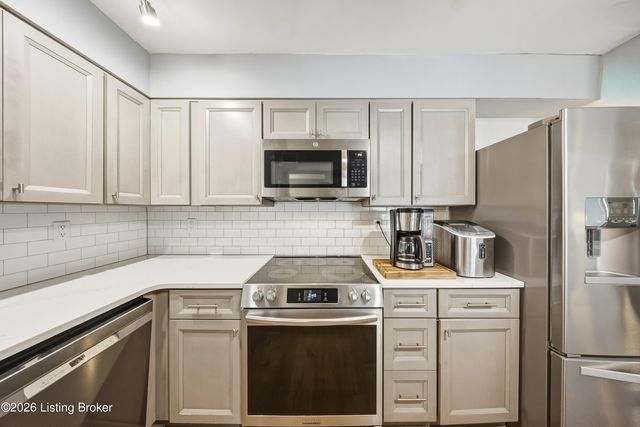 308 Chanel Ct APT 6, Louisville, KY 40218