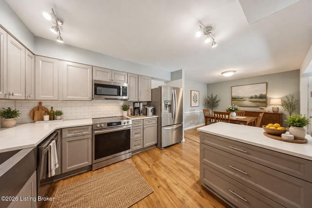 308 Chanel Ct APT 6, Louisville, KY 40218