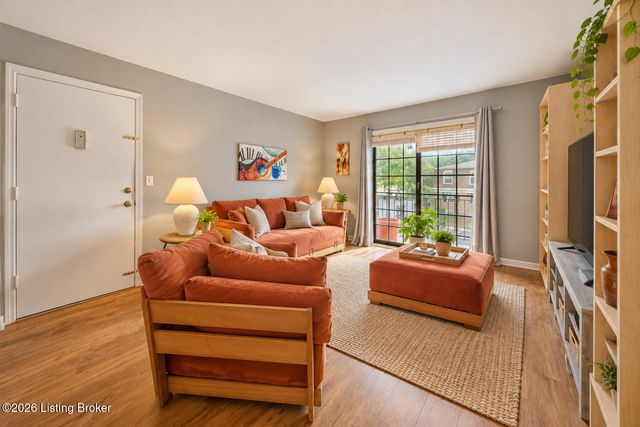 308 Chanel Ct APT 6, Louisville, KY 40218