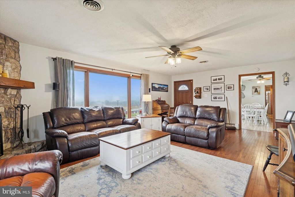 Image 3 of property listing at 1744 OLD SWEDE RD, Douglassville, PA 19518