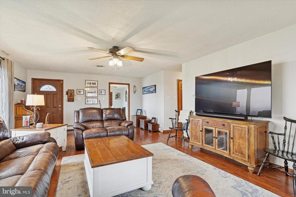 Image 4 of property listing at 1744 OLD SWEDE RD, Douglassville, PA 19518