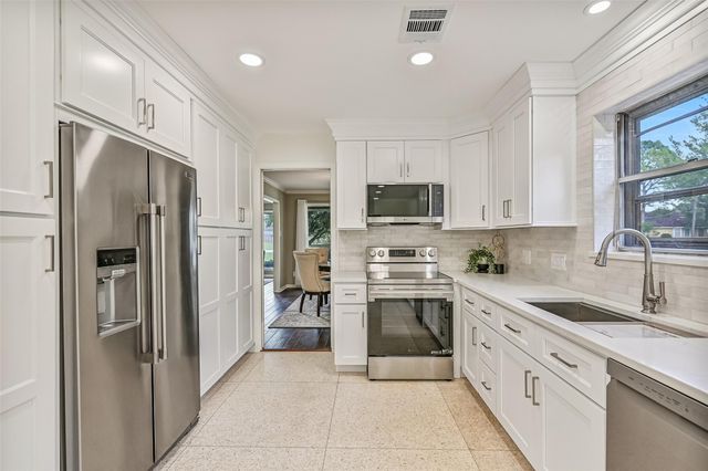 304 Chester Drive, Friendswood, TX 77546