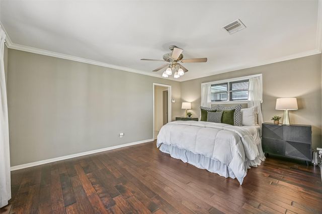 304 Chester Drive, Friendswood, TX 77546