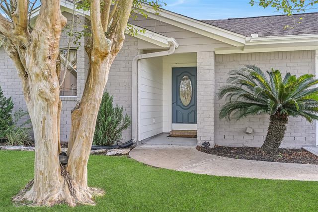 304 Chester Drive, Friendswood, TX 77546