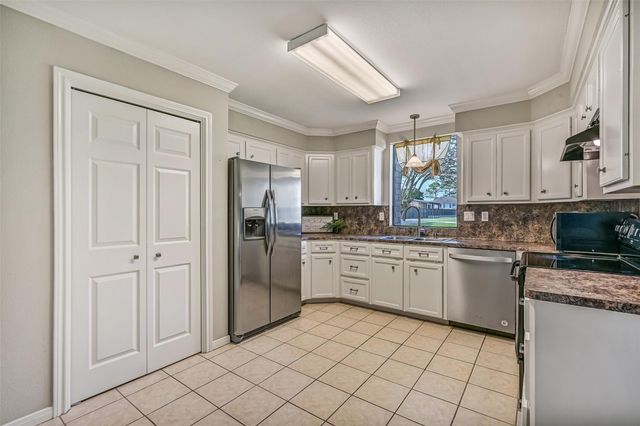 304 Chester Drive, Friendswood, TX 77546