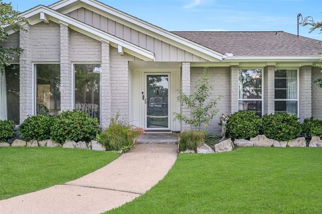 304 Chester Drive, Friendswood, TX 77546