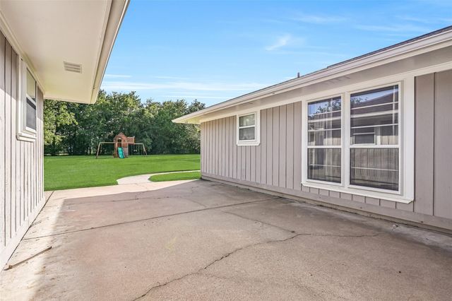304 Chester Drive, Friendswood, TX 77546