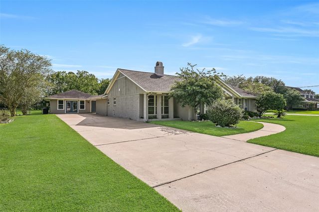 304 Chester Drive, Friendswood, TX 77546