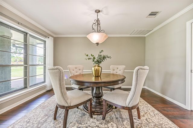 304 Chester Drive, Friendswood, TX 77546