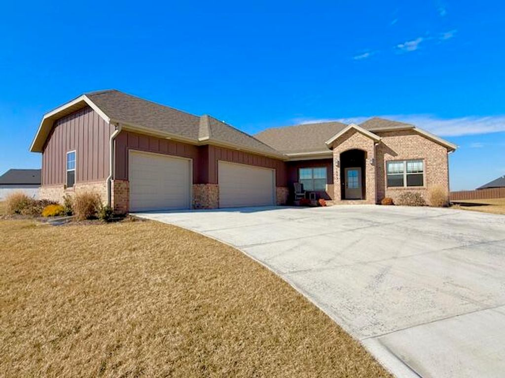 1097 W Franklin Court, Springfield, MO 65810