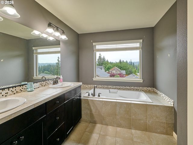 960 Ne CASCADIA RIDGE Dr, Estacada, OR 97023