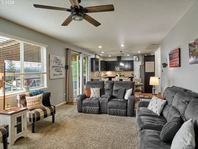 960 Ne CASCADIA RIDGE Dr, Estacada, OR 97023