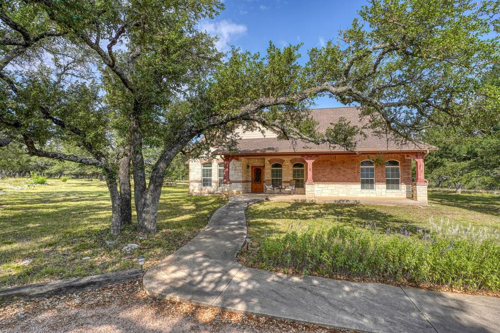 1050 Twisted Oak DR, Horseshoe Bay, TX 78657