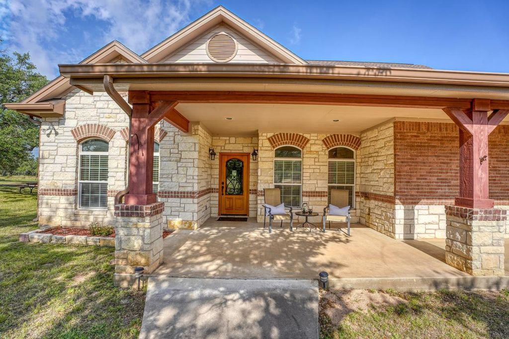 1050 Twisted Oak DR, Horseshoe Bay, TX 78657