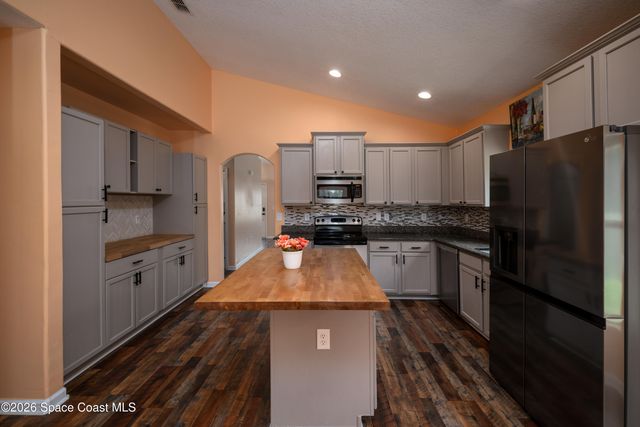 320 Wishing Well Circle SW, Palm Bay, FL 32908